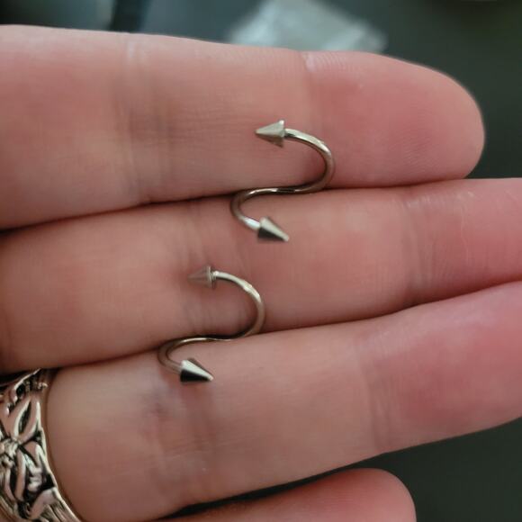Silver spiked 16 gauge stainless steel wrap around snake bite lip rings - Picture 1 of 1